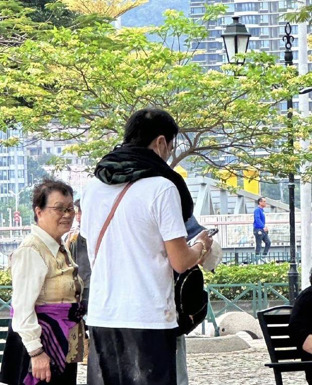 吳鎮宇費曼澳門街頭被偶遇 父子打扮隨性接地氣