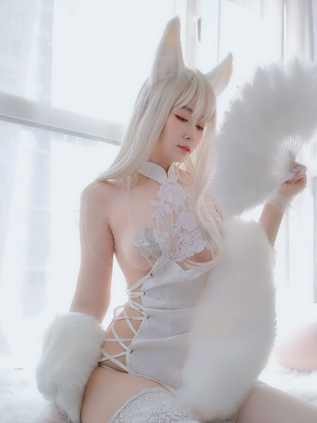 白銀小姐姐Coser白兔白腿白胸白美人