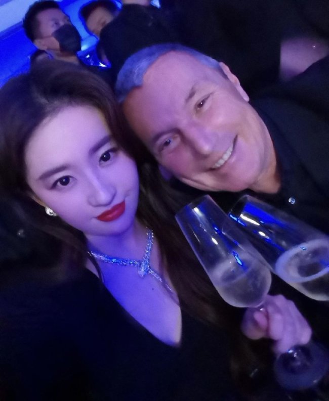 劉亦菲曬與寶格麗CEO合照 妝容精致紅唇吸睛