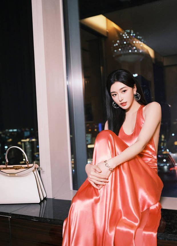 孔雪兒化身夜幕美人 性感露背線條優越