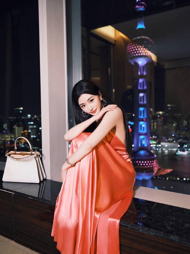 孔雪兒化身夜幕美人 性感露背線條優越