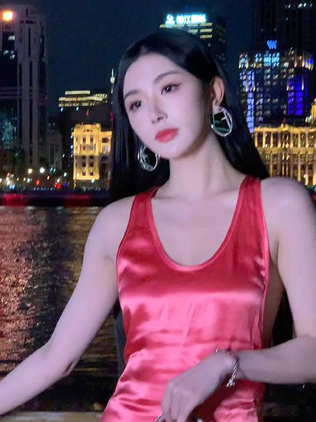 孔雪兒化身夜幕美人 性感露背線條優越