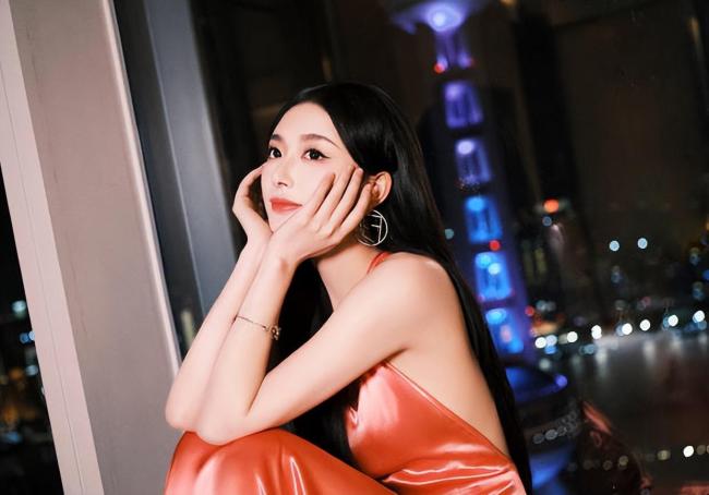 孔雪兒化身夜幕美人 性感露背線條優越