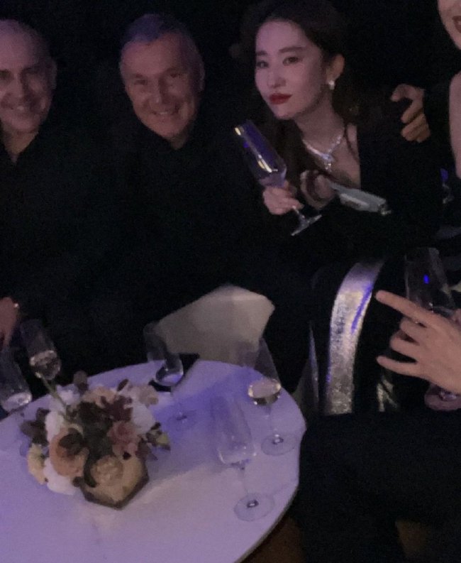劉亦菲曬與寶格麗CEO合照 妝容精致紅唇吸睛