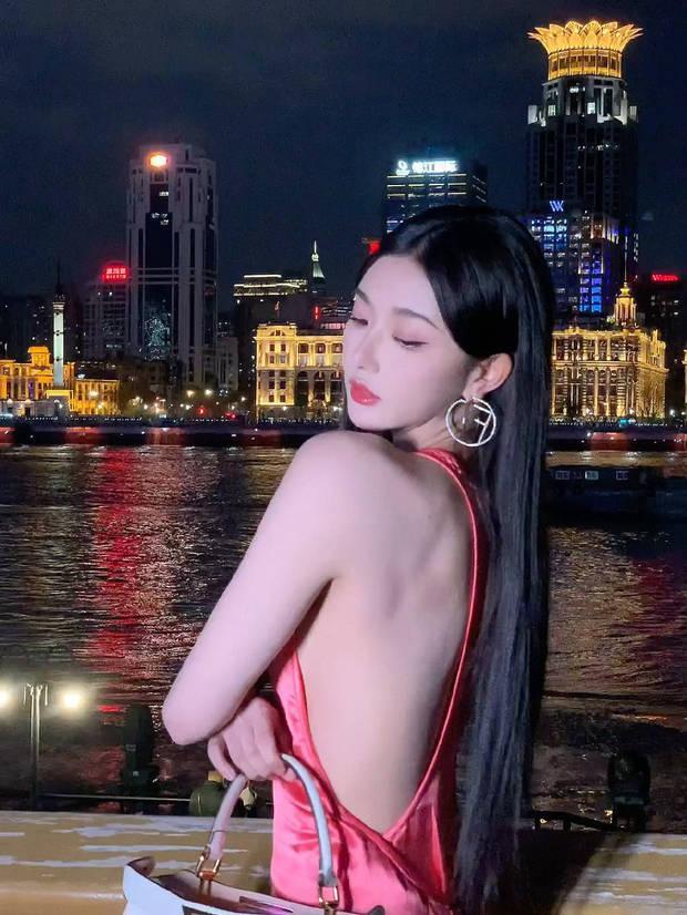 孔雪兒化身夜幕美人 性感露背線條優越