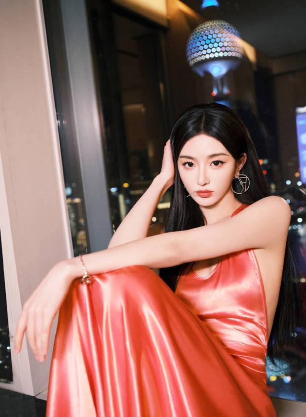 孔雪兒化身夜幕美人 性感露背線條優越