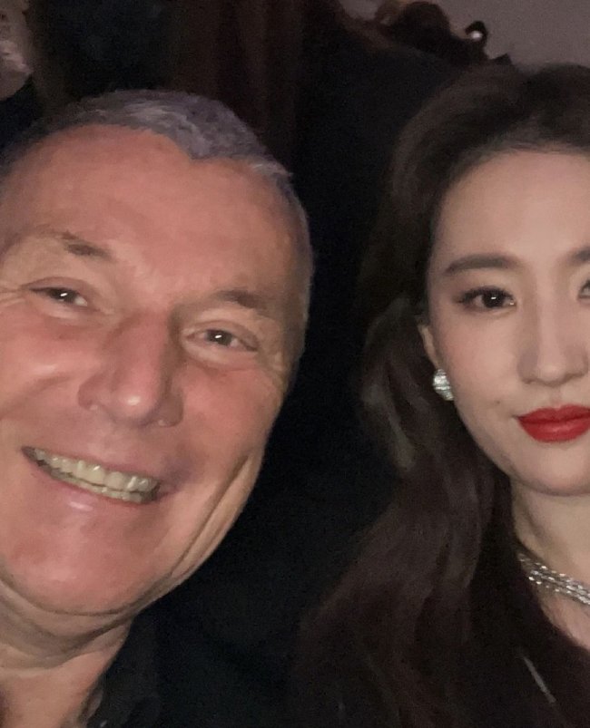 劉亦菲曬與寶格麗CEO合照 妝容精致紅唇吸睛