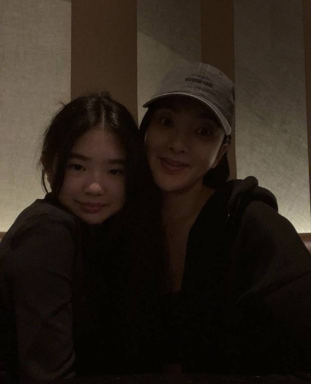 吳速玲曬與女兒Grace合照 母女倆同框好似姐妹