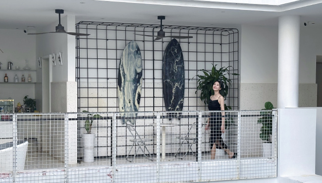 高圓圓穿吊帶裙氣質出眾 笑容明媚好治愈