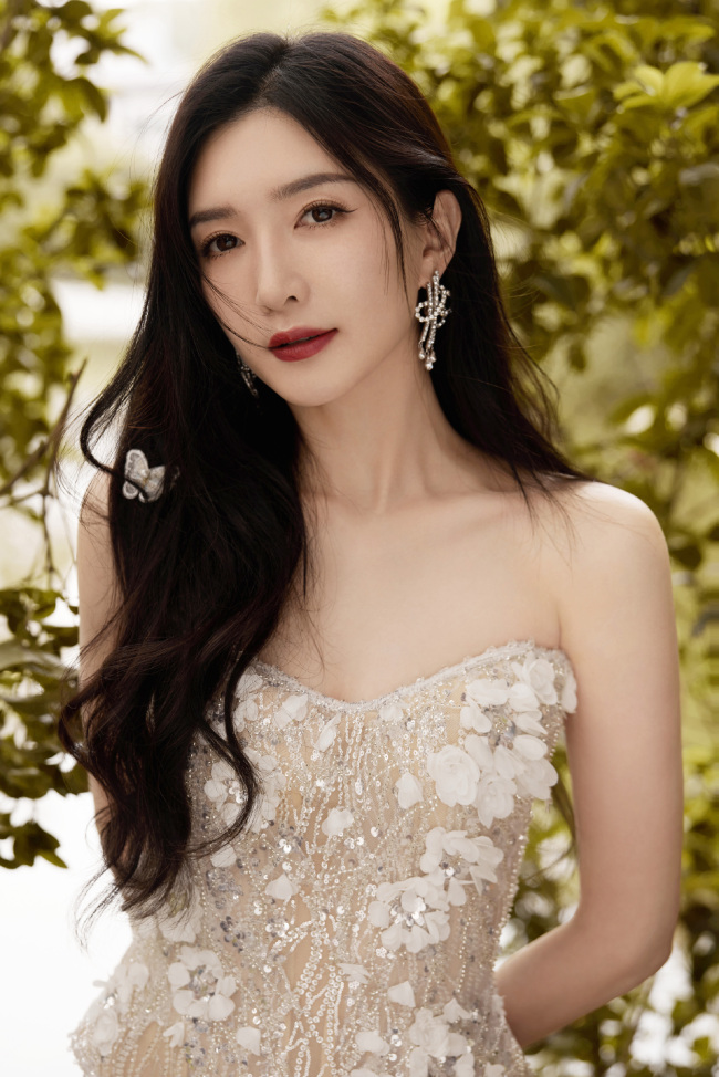 江疏影穿修身裙秀細(xì)白美腿 氣質(zhì)溫柔似仙女