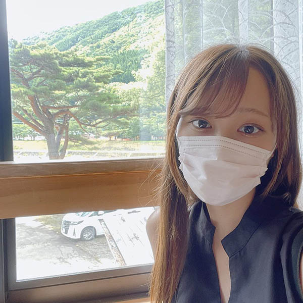 就愛家里蹲！雪嫩E罩杯女大學生“葉風由梨亜”出道、久違30天出門就是拍作品！