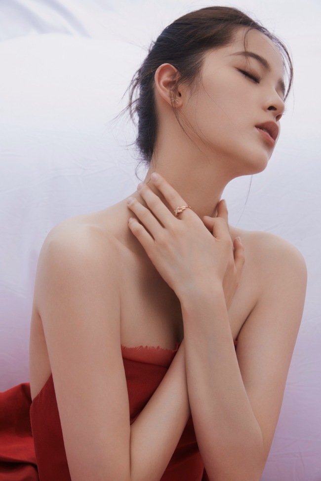 歐陽娜娜紅裙造型好吸睛 肌膚白嫩側顏精致