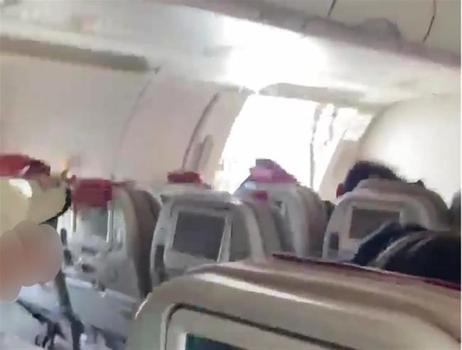 韓國一飛機“逃生門”在空中被打開！狂風亂吹乘客驚慌失措，9人呼吸困難送醫