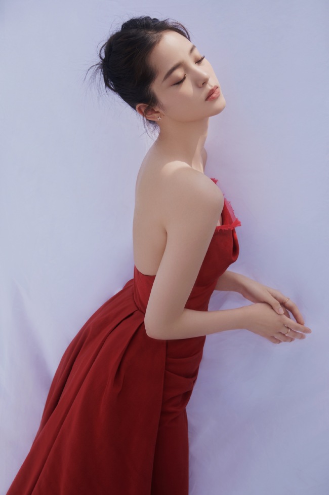 歐陽娜娜紅裙造型好吸睛 肌膚白嫩側顏精致