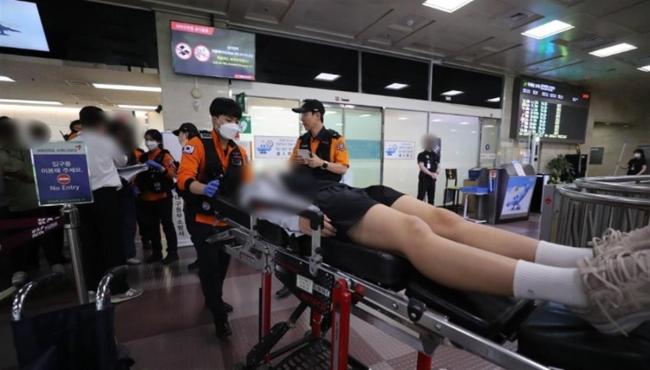 韓國一飛機“逃生門”在空中被打開！狂風亂吹乘客驚慌失措，9人呼吸困難送醫