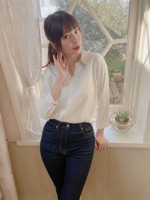 眼鏡誘惑！ D罩杯性感服裝設計師“美波小津繪”出道、毛衣底下藏不住波濤洶涌！