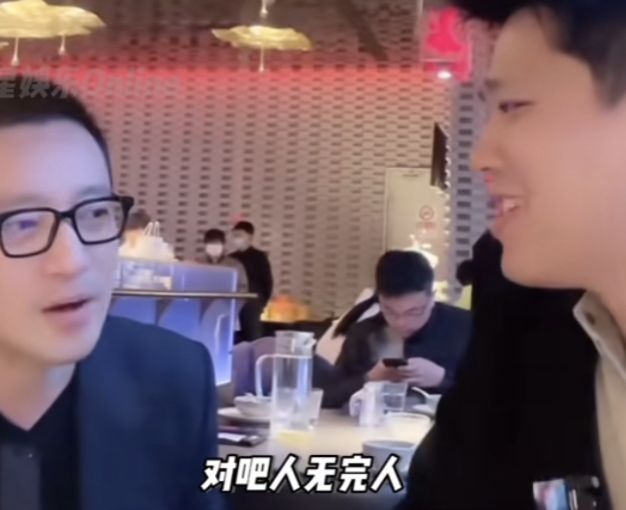 哈哈!葛斯齊汪小菲同框直播 吃一串糖葫蘆被嗑CP