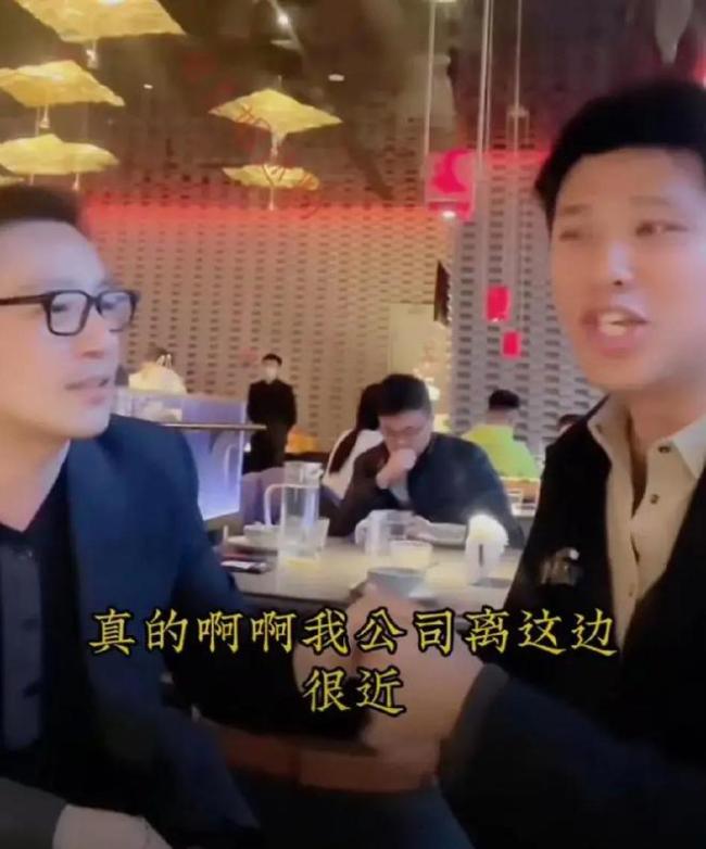 哈哈!葛斯齊汪小菲同框直播 吃一串糖葫蘆被嗑CP