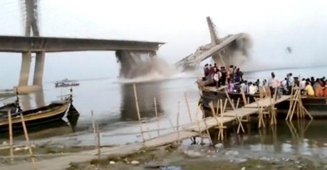 印度一在建大橋再度坍塌 現場目擊者拍下了坍塌時的畫面
