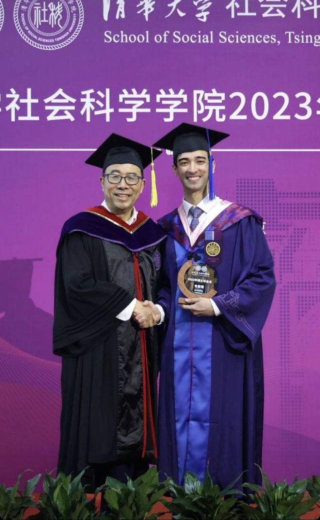 韋唯大兒子清華碩士畢業 和女友十指緊扣秀恩愛