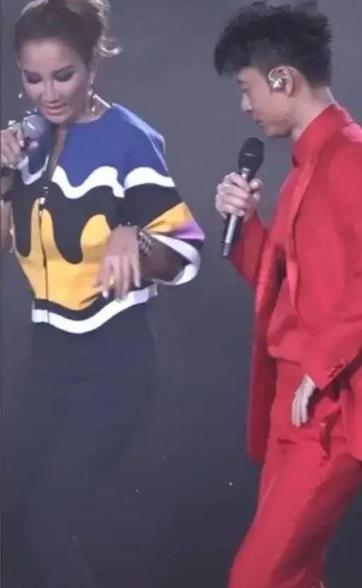 她曾經那么開心！李玟不久前與李克勤演唱會上熱舞