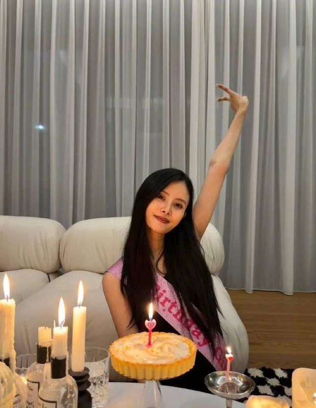 李光潔曬照為妻子慶生 夫妻倆共享燭光晚餐超浪漫