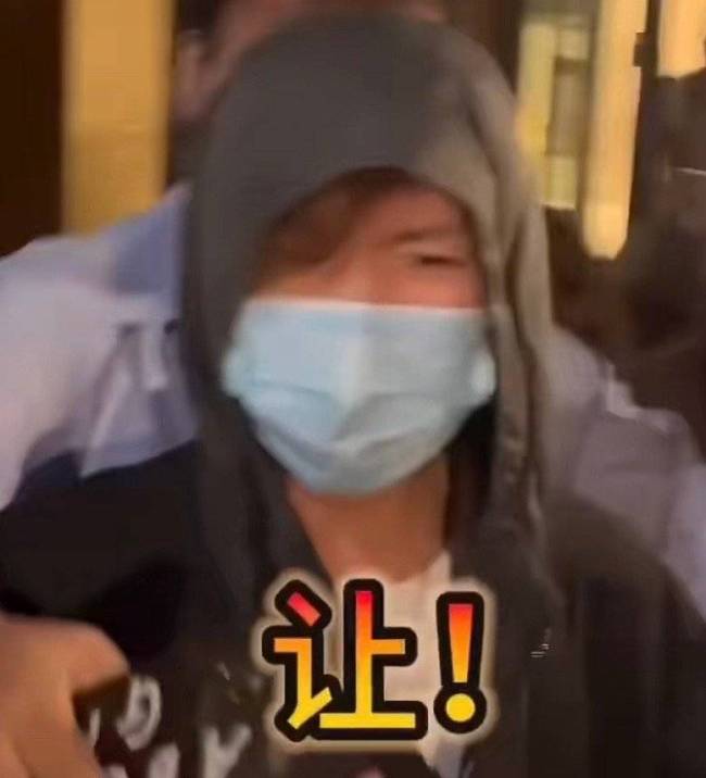 王源深夜被代少年團私生圍堵懟臉拍 生氣斥責讓開