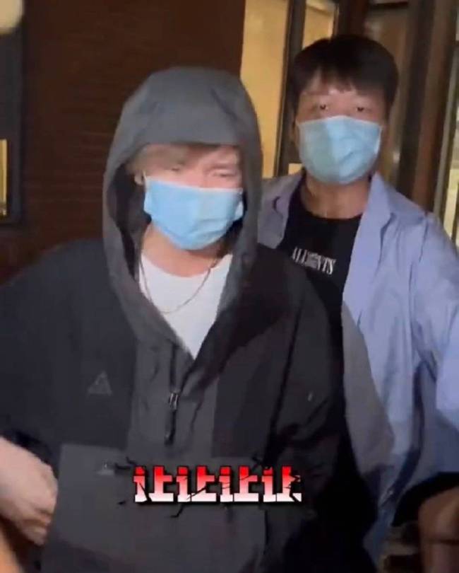 王源深夜被代少年團私生圍堵懟臉拍 生氣斥責讓開