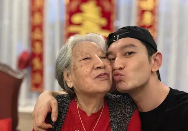 黃曉明曬照為姥姥慶祝95歲生日 小海綿出鏡超乖巧