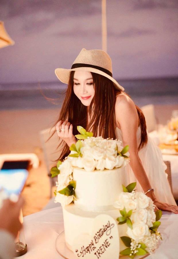 56歲溫碧霞曬生日照笑容甜美 與家人合照氛圍超好