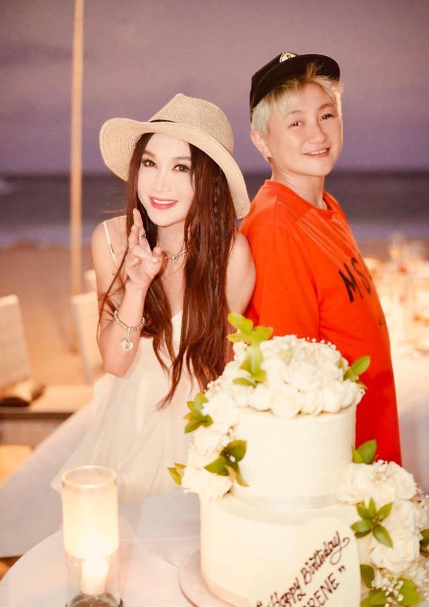 56歲溫碧霞曬生日照笑容甜美 與家人合照氛圍超好