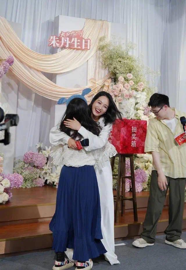 朱丹曬全家福一兒一女陪伴左右 與周一圍秀恩愛