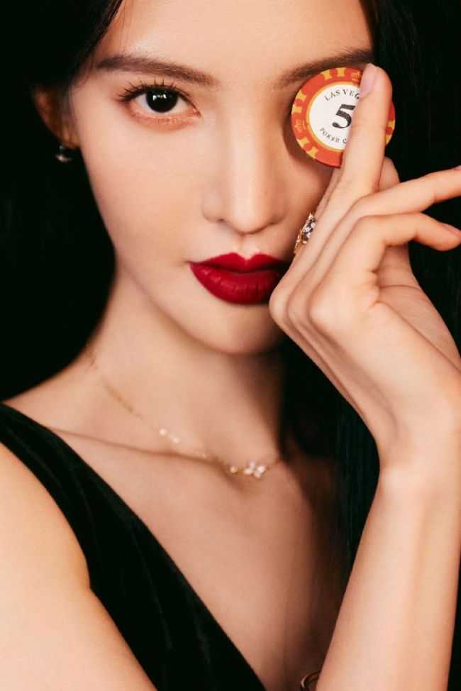 最美女荷官！金晨穿深V長裙小口抽煙純欲感十足