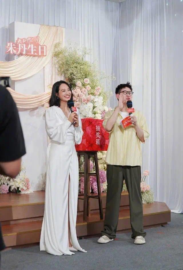 朱丹曬全家福一兒一女陪伴左右 與周一圍秀恩愛