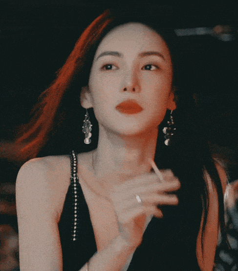最美女荷官！金晨穿深V長裙小口抽煙純欲感十足