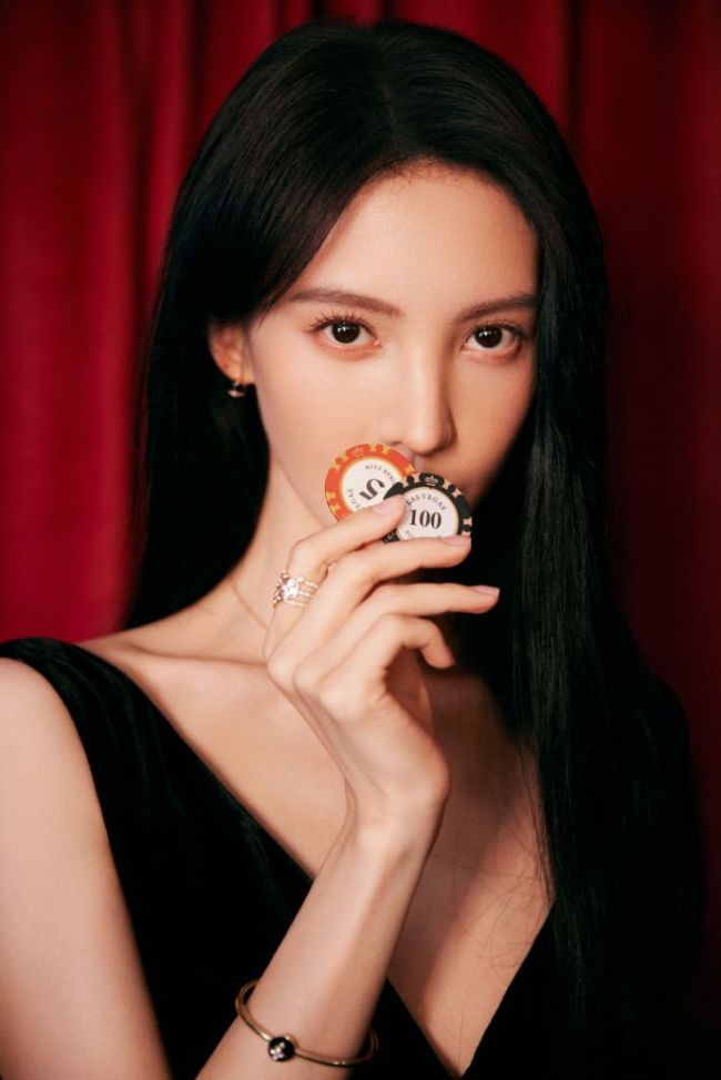 最美女荷官！金晨穿深V長裙小口抽煙純欲感十足