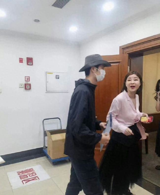 楊冪王一博同框現身廣電座談會 作為演員代表參會
