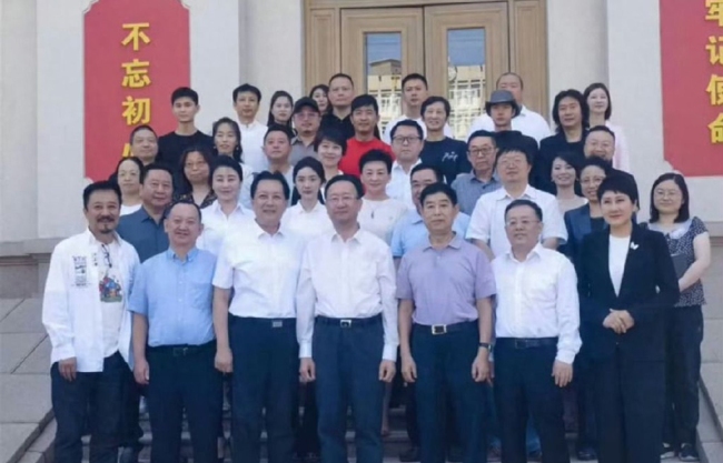 楊冪王一博同框現身廣電座談會 作為演員代表參會