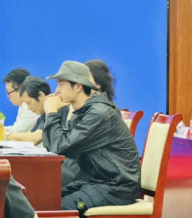 楊冪王一博同框現身廣電座談會 作為演員代表參會