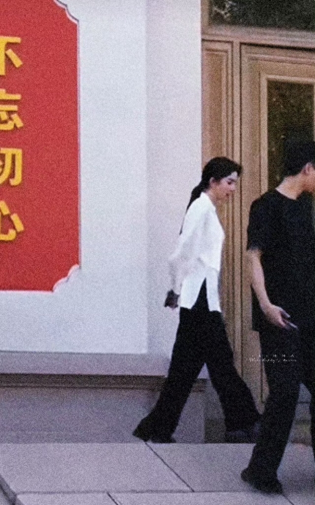楊冪王一博同框現身廣電座談會 作為演員代表參會