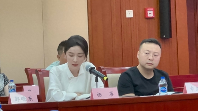 楊冪王一博同框現身廣電座談會 作為演員代表參會