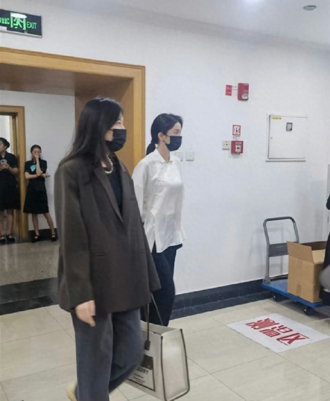 楊冪王一博同框現身廣電座談會 作為演員代表參會