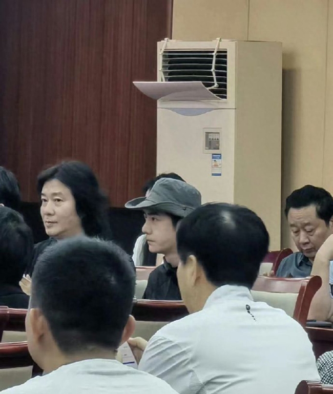 楊冪王一博同框現身廣電座談會 作為演員代表參會
