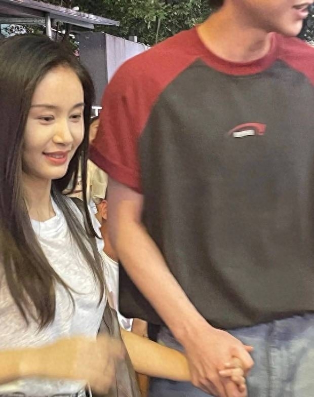 36歲王子文新劇曝路透 穿百褶裙靈動溫柔似少女