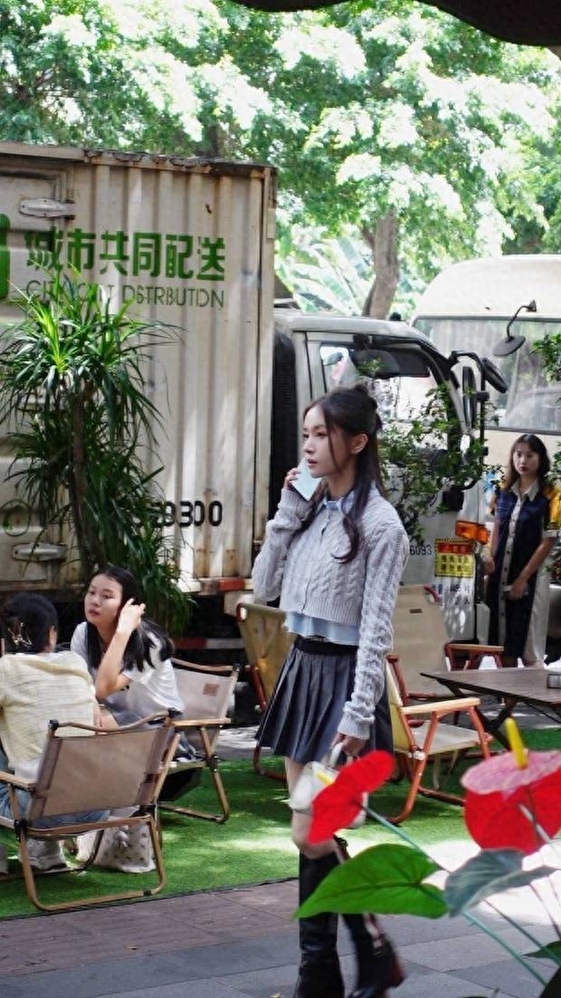 36歲王子文新劇曝路透 穿百褶裙靈動溫柔似少女