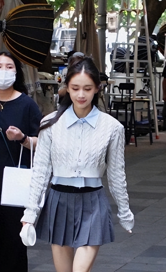 36歲王子文新劇曝路透 穿百褶裙靈動溫柔似少女