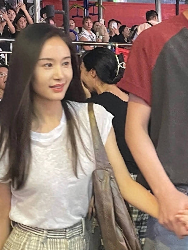 36歲王子文新劇曝路透 穿百褶裙靈動溫柔似少女