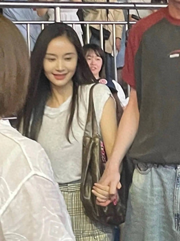 36歲王子文新劇曝路透 穿百褶裙靈動溫柔似少女