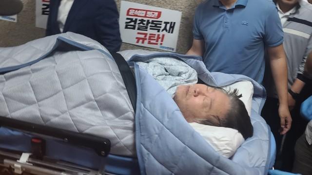 李在明臉色蒼白被送醫院 陷入昏迷