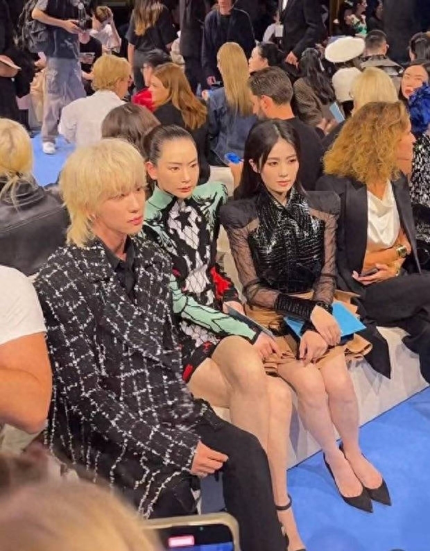 戚薇白鹿徐明浩同框看秀 帥男俊女組合畫面養(yǎng)眼